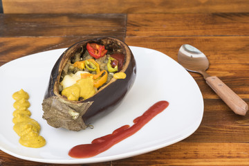 Berenjenas rellenas con queso y vegetales, asadas en el horno