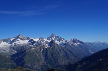 ヴァイスホルンとツィナルロートホルン
（ゴルナーグラート展望台からの眺望）
