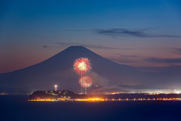 逗子市の公園から富士山と平塚花火大会