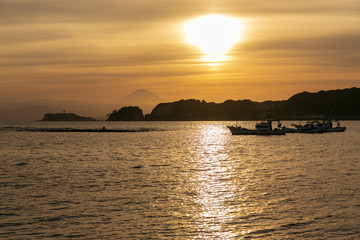 鎌倉市材木座から夕日と夕焼け富士山
