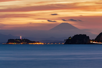 鎌倉市材木座から夕日と夕焼け富士山