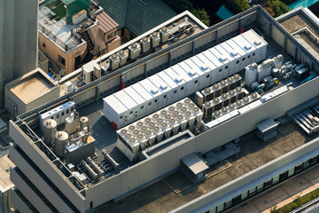 ビルの屋上　空調設備　電力変電設備