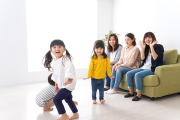 Fototapeta premium お母さんと子どもたち・仲良し