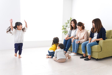Fototapeta premium お母さんと子どもたち・仲良し