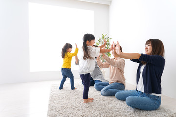 お母さんと子どもたち・仲良し