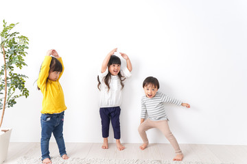 Naklejka premium 笑顔で遊ぶ子ども