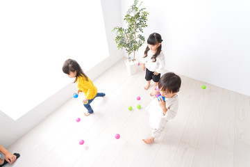 Fototapeta premium 笑顔で遊ぶ子ども