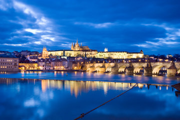 Obraz premium night view of Prague castle and Charles bridge over Moldau river, Lesser town, Prague (UNESCO), Czech republic
