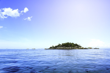 Fototapeta na wymiar beautiful view of Koh Lipe Island,Thailand with clear water and blue sky.