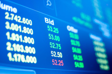 Obraz premium Stock market graph analysis. Stock market data on LED display on laptop screen for finance and economic. Business graph background.