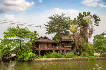 Fototapeta na wymiar Life along the river in Bangkok, Thailand