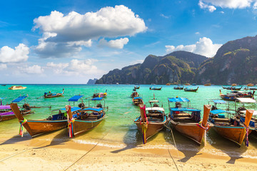 Fototapeta na wymiar Traditional thai boat on Phi Phi Don