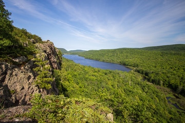 Fototapeta na wymiar Lake Of The Clouds Overlook. Beautiful Lake of the Clouds is the centerpiece of the Porcupine Mountains State Park in Michigan. The Porcupine Mountains is the largest state park in Michigan.
