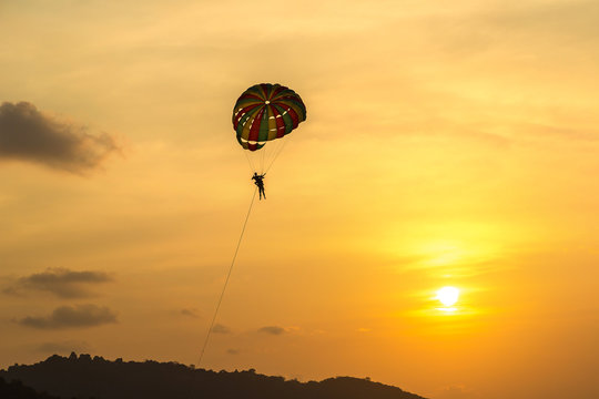 Para Sailing In Thailand