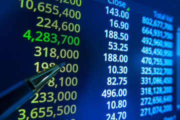Obraz premium Stock market graph analysis. Stock market data on LED display on laptop screen for finance and economic. Business graph background.