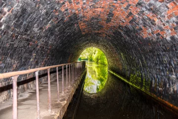 Papier Peint photo Canal Le tunnel des Whitehouses, construit au XVIIIe siècle, est un tunnel encore navigable sur le canal LLangollen au Pays de Galles.