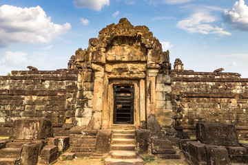 Fototapeta na wymiar Bakong Prasat temple in Angkor Wat