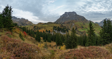 Herstfarben colorieren die Landschaft bei Oberlech in Österreich