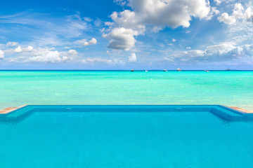 Fototapeta na wymiar Swimming Pool in the Maldives
