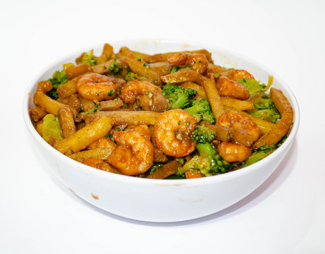 Shrimp with broccoli and sliced potatoes are deliciously seasoned in a white bowl on this special porcelain dish, this image is good for eastern restaurants, snack bars .