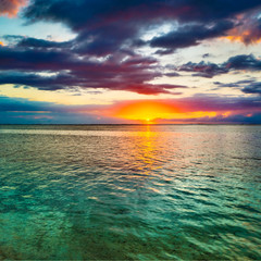 Plakaty  Widok na morze o zachodzie słońca. Niesamowity krajobraz