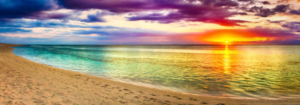 Fototapeta Widok na morze o zachodzie słońca. Niesamowity krajobraz. Piękna panorama plaży