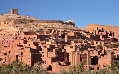 Średniowieczna ufortyfikowana wioska w tradycyjnym marokańskim stylu Ajt Bin Haddu, Maroko, wpisana na Listę Światowego Dziedzictwa Kulturalnego UNESCO - obrazy, fototapety, plakaty