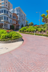 Obraz premium San Francisco, the famous Lombard Street, beautiful colorful houses in Russian Hill 