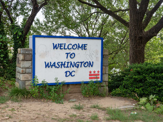 Washington DC welcome sign sitting Arlington and Georgetown