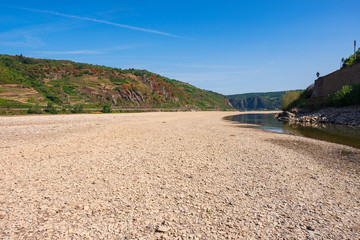 Fast ausgetrocknetes Flussbett des Rheins bei Oberwesel