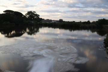 Tourbillon d'eau , ouverture d'écluse , domaine de certes , bassin arcachon