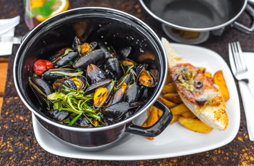 Plate with tasty mussels and bread, close up view