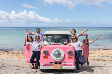沖縄をドライブする女性たち