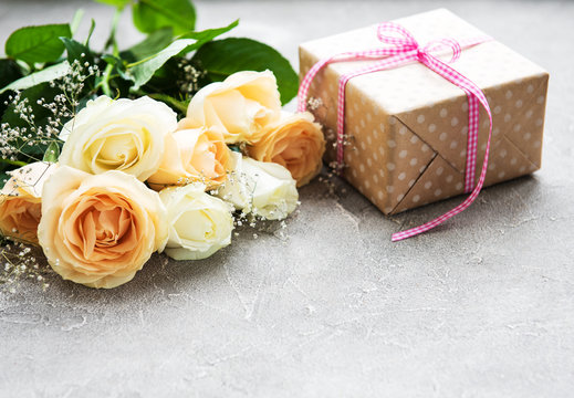 Fototapeta Roses and gift box