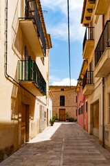 Fototapeta na wymiar Enge Straße in Alcudia, Mallorca
