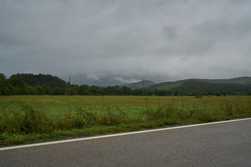 Aussicht aus dem Auto, wolkige Landschaft