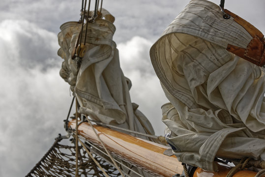 Klüverbaum an Segelschiff mit Segel und Tauwerk