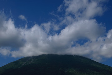 雲に覆われた羊蹄山