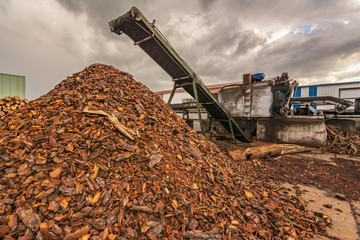 Outdoor pallet recycling sawmill plant for pellet processing using machinery