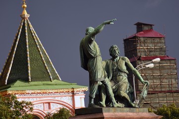 Fototapeta na wymiar Monument to Minin and Pozharsky and Saint Basils Cathedral on the Red Square in Moscow.
