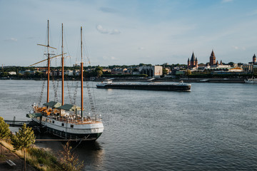 Fototapeta na wymiar Mainz - Schiffe I