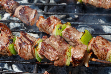 Brochettes de bœuf sur le barbecue