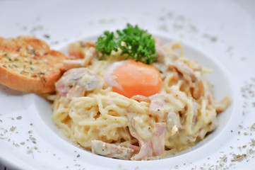 spaghetti with ham and mushroom or spaghetti carbonara