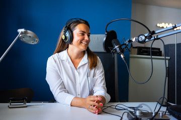 mujer grabando un podcast en un estudio
