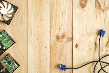 Discos duros y componentes informáticos para arreglar sobre fondo de madera con espacio para texto