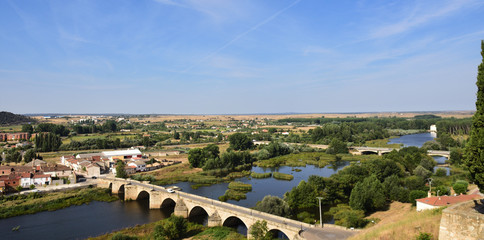 Naklejka premium bridge and River Agueda, Ciudad Rodrigo, Castile and Leon, Spain