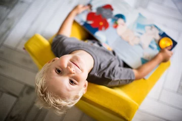 Freudig mit dem Buch © Kristin Gründler