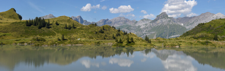 Obraz na płótnie Canvas Lake Truebsee over Engelberg on the Swiss alps