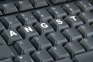 Schriftzug Angst in fetter Schrift auf einer Computer Tastatur