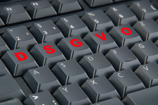 Computertastatur mit roter DSGVO Schrift